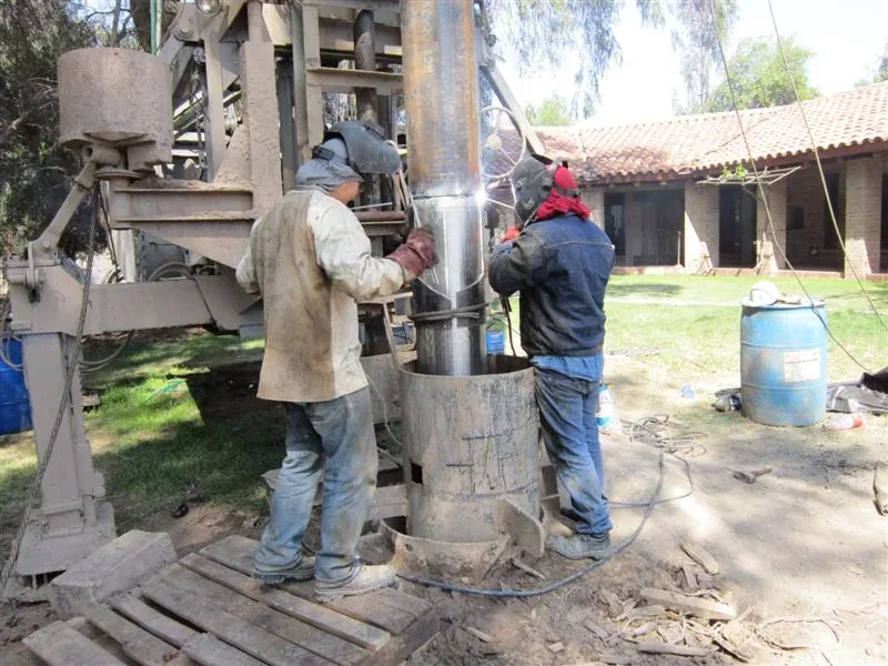 Tuberías UPVC de distintos diámetros acopiadas en terreno