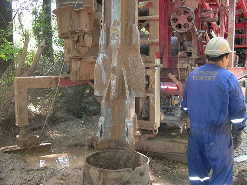 Equipo de perforación y personal trabajando en una instalación