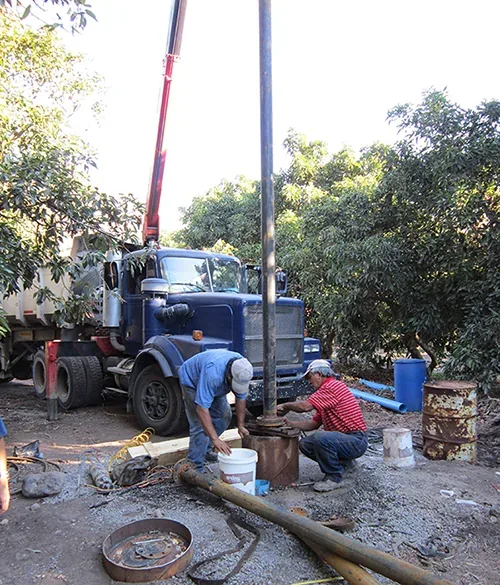 Instalación de bomba y componentes para sistemas de pozo